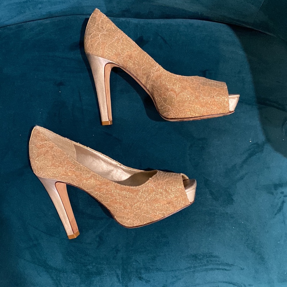 Antonio Melani  Tan, gold Lace platform 4.5 inch heel shoes size 9M